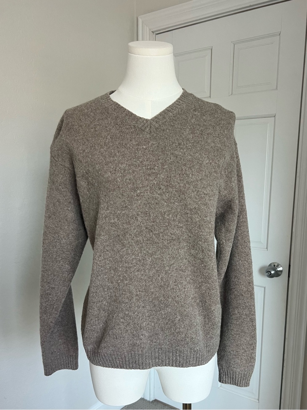 Vintage GAP 100% Lambswool V Neck Sweater Taupe Brown Quiet Luxury